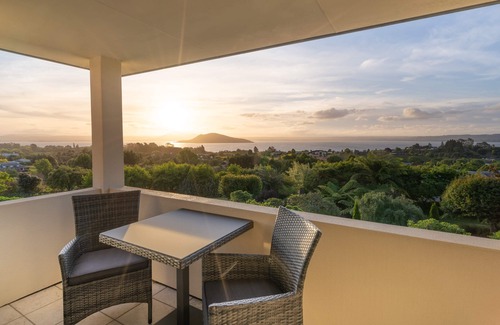 Tikitere House | Stunning country estate, 2 acres of manicured gardens & breathtaking lake views