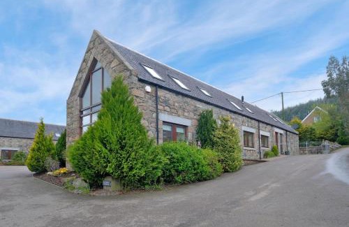 Inverurie Apartment | Stunning Country House - Cinema, Games Room & Hot Tub