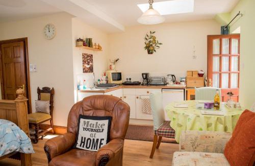Raymonds Hill Bed & Breakfast | Stunning Countryside Views & Private Balcony! 3 Miles to Lyme Regis, Cosy Snug Room - Free Parking & WiFi