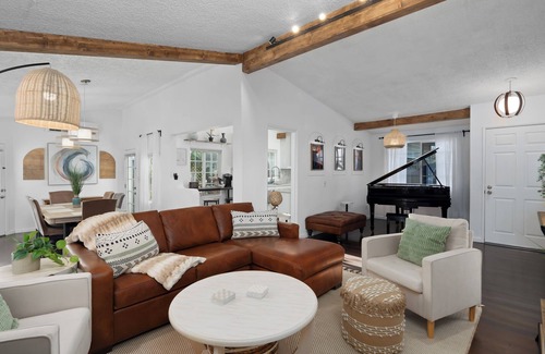 Riverview West House | Stunning, Cozy, Private Backyard Lush Oasis with Pool! BBQ, 14 Mins to Disney