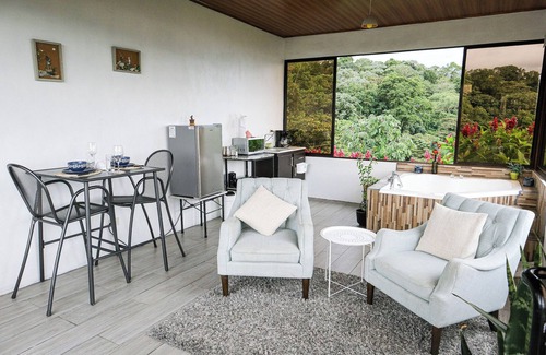 El Fosforo Cabin | Stunning Volcano & Lake View Oasis with Scenic Tub