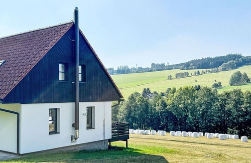 Velke Petrovice House | Stunning private villa with WIFI, pool, TV, patio, pets allowed, panoramic view and parking