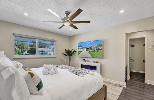 Tropic Palms House | Stunning Delray Beach Waterfront Escape w New Pool & Spa with Dock!