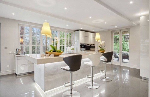 Sunninghill House | Stunning Designer's Residence In Ascot with Jacuzzi, Cinema Room for up to 16