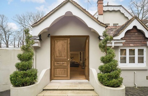 Sunninghill House | Stunning Designer's Residence In Ascot with Jacuzzi, Cinema Room for up to 16