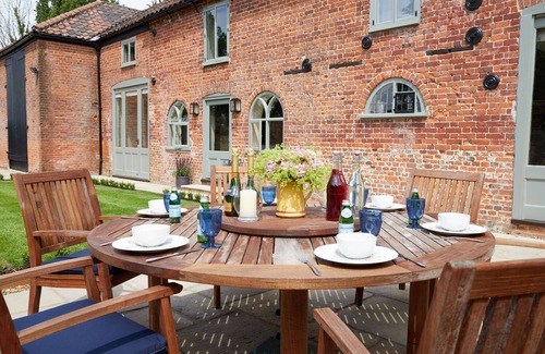 Banningham House | Stunning, dog friendly 3 bedroom/3 bathroom cottage close to beaches & short stroll to pub