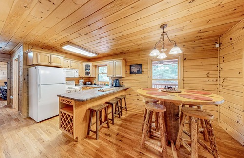 McCaysville Cabin | Stunning dog-friendly cabin with large wraparound deck & private hot tub