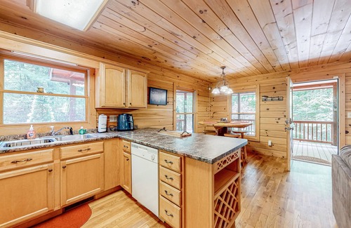 McCaysville Cabin | Stunning dog-friendly cabin with large wraparound deck & private hot tub