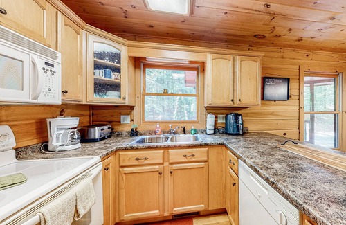 McCaysville Cabin | Stunning dog-friendly cabin with large wraparound deck & private hot tub