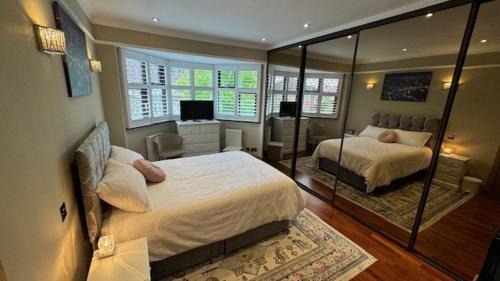 Greenwich House | Stunning double bedroom Greenwich London with private bathroom
