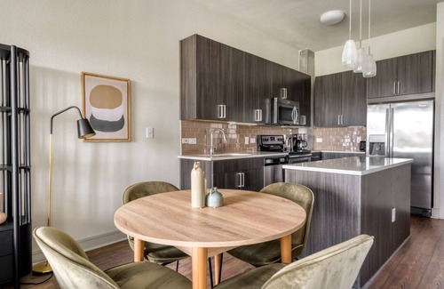 West End Apartment | Stunning Downtown 1BR w/Gym, W/D, Pool, walk to 6th St, by Blueground