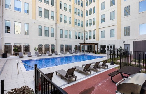 Downtown Dallas Apartment | Stunning Downtown Apartment | Pool, Laundry, Parking