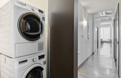Downtown Dallas Apartment | Stunning Downtown Apartment with Pool, Laundry, Parking