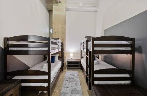 Downtown Dallas Apartment | Stunning Downtown Apartment with Pool, Laundry, Parking