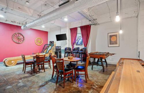 Downtown Dallas Apartment | Stunning Downtown Apartment with Pool, Laundry, Parking