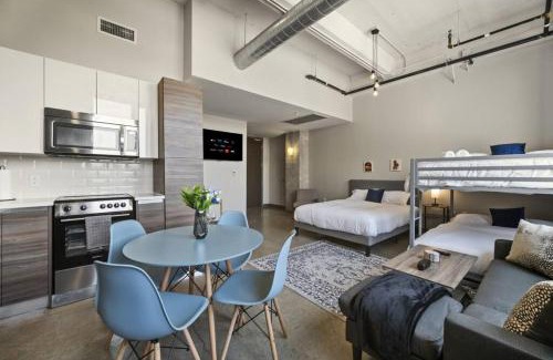 Downtown Dallas Apartment | Stunning Downtown Apartment with Pool, Laundry, Parking