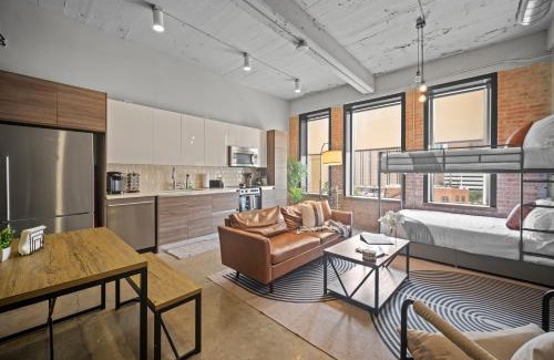 Downtown Dallas Apartment | Stunning Downtown Apartment with Pool, Laundry, Parking
