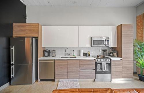 Downtown Dallas Apartment | Stunning Downtown Apartment with Pool, Laundry, Parking