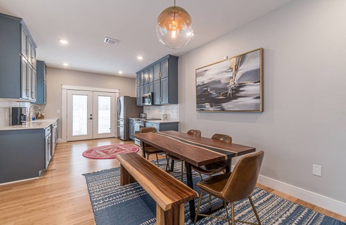 Southtown House | Stunning Downtown Lavaca home - Convention Center, Riverwalk & more - w/HotTub