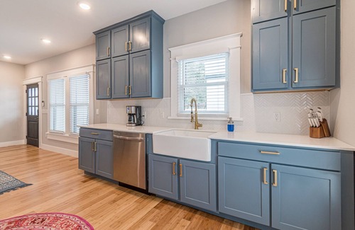 Southtown House | Stunning Downtown Lavaca home - Convention Center, Riverwalk & more - w/HotTub
