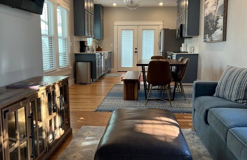 Southtown House | Stunning Downtown Lavaca home - Convention Center, Riverwalk & more - w/HotTub