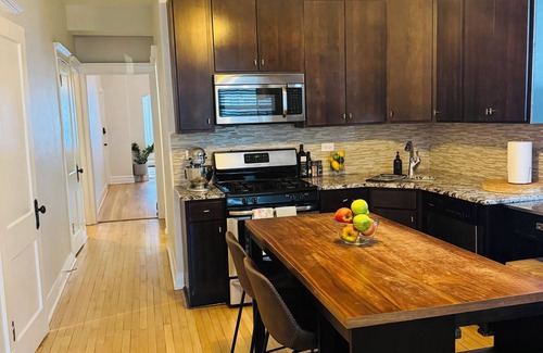 Avondale Apartment | Stunning Duplex Retreat 3BR 2BR, Minutes from Downtown Chicago!