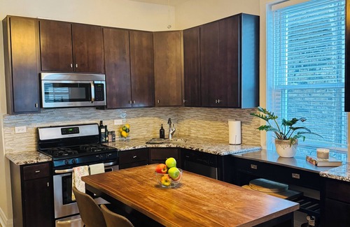 Avondale Apartment | Stunning Duplex Retreat 3BR 2BR, Minutes from Downtown Chicago!