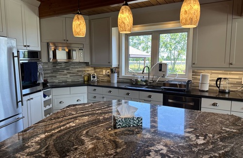 Innisfil Ski Chalet | Stunning estate on 4 acres, in ground pool, hot tub, gym & fully fenced & gated