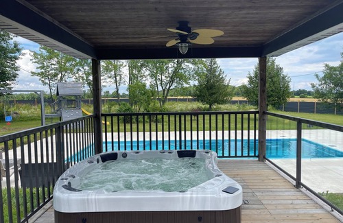 Innisfil Ski Chalet | Stunning estate on 4 acres, in ground pool, hot tub, gym & fully fenced & gated