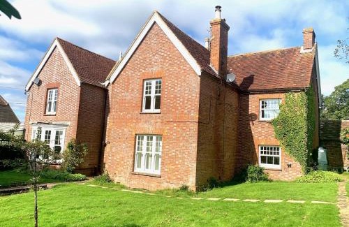 Cowbeech Villa | Stunning Estate sleeps 22 private parking & garden