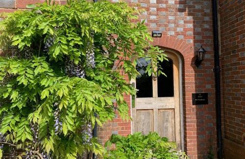 Cowbeech Villa | Stunning Estate sleeps 22 private parking & garden