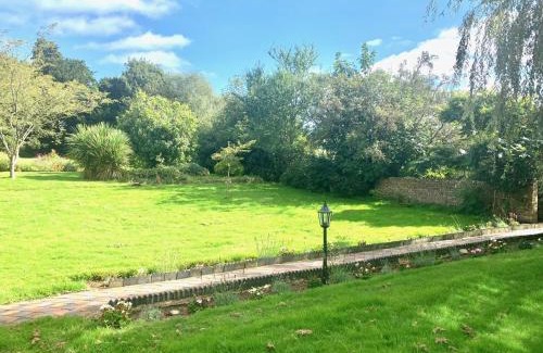 Cowbeech Villa | Stunning Estate sleeps 22 private parking & garden