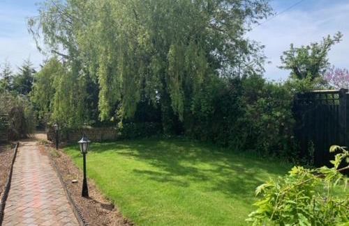Cowbeech Villa | Stunning Estate sleeps 22 private parking & garden