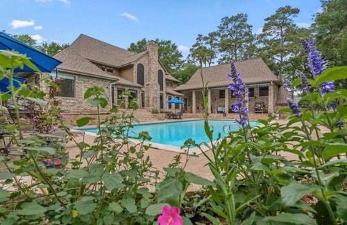 Houston House | Stunning estate with a large pool & fenced yard. Elegant & impressive.