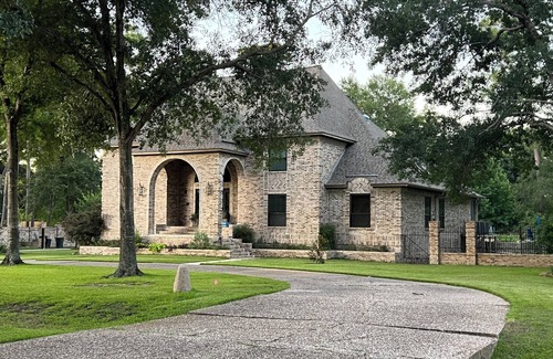 Houston House | Stunning estate with a large pool & fenced yard. Elegant & impressive.