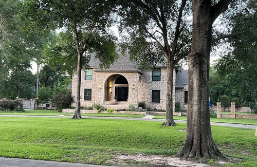 Houston House | Stunning estate with a large pool & fenced yard. Elegant & impressive.