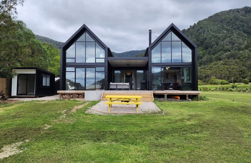 Duncan Bay House | Stunning executive holiday home in tranquil Duncan bay