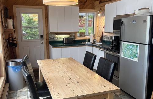 Harcourt Cottage | Stunning Fall Colours, Lake and Forest view, hiking.