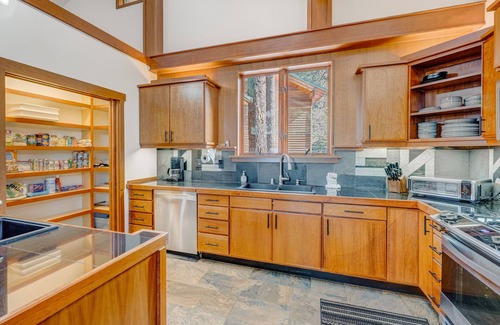 Brockway House | Stunning family-friendly home with private hot tub, fireplace & lake views