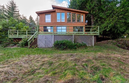 Mansons Landing House | Stunning Family Friendly 5 bedroom Lakefront Home