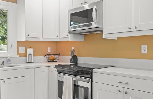 Waterloo House | Stunning Family Getaway - 4 Queens + 2 Twin Beds