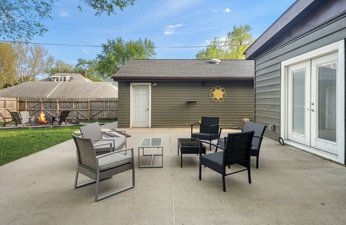 Waterloo House | Stunning Family Getaway - 4 Queens + 2 Twin Beds