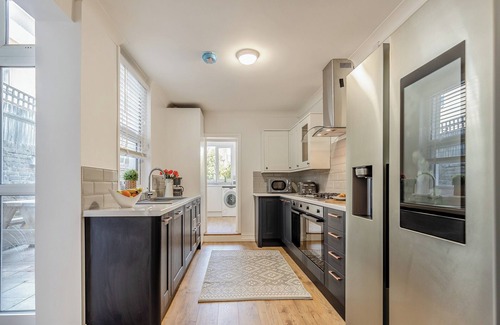 Ramsgate Cottage | Stunning family holiday home perfect for groups of friends or family for seaside celebrations.