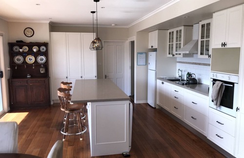 Redesdale House | Stunning farm accommodation with incredible views 90 minutes from Melbourne