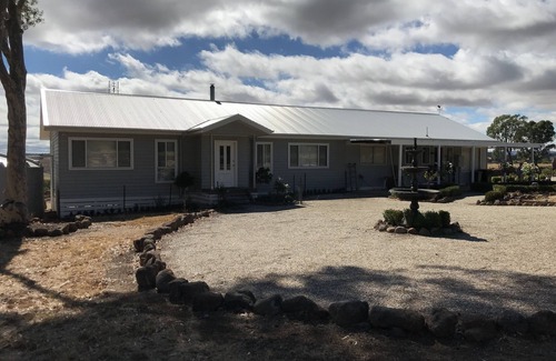 Redesdale House | Stunning farm accommodation with incredible views 90 minutes from Melbourne