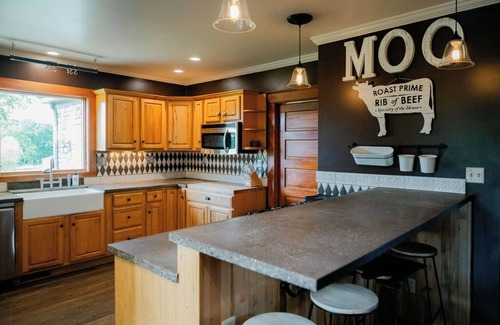 Mt Perry Other | Stunning Farmhouse with Heated Pool & Hot Tub & Pickleball Court!