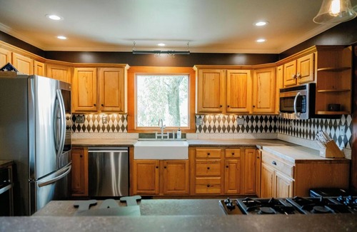 Mt Perry Other | Stunning Farmhouse with Heated Pool & Hot Tub & Pickleball Court!