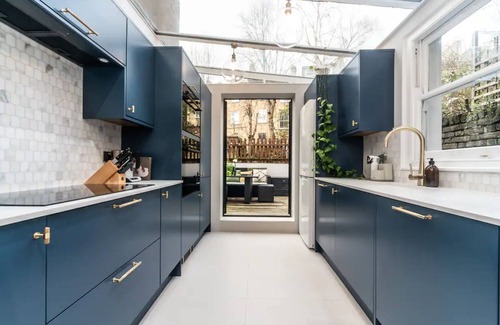 Twickenham Riverside Apartment | Stunning flat, Richmond Bridge | Pass The Keys
