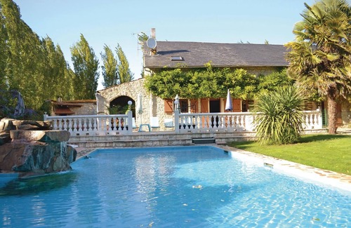 Les Magnils-Reigniers House | Stunning home in Les Magnils-Reigniers