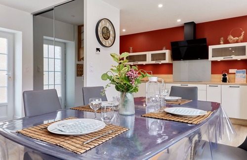 Creances House | Stunning villa for 4 guests with WIFI, TV, terrace, pets allowed and parking